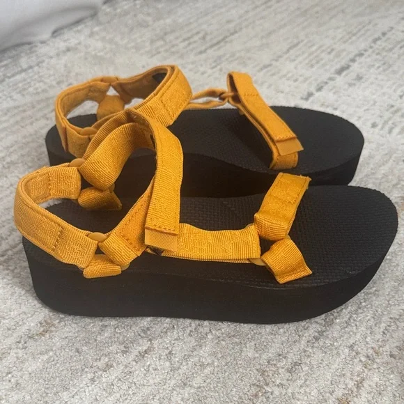 Teva Flatform - Picture 1 of 7